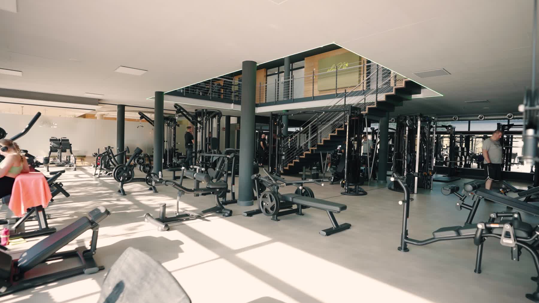 Blick in die lichtdurchfluteten Trainingsräume von almiNa in Landshut