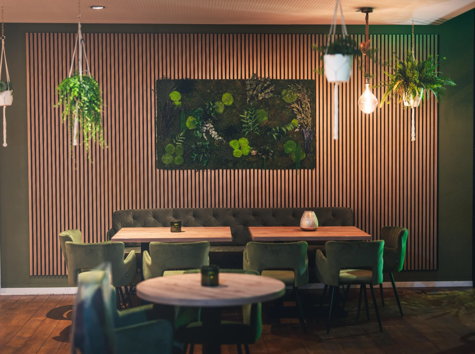 Sitzbereich im almiNa Bistro